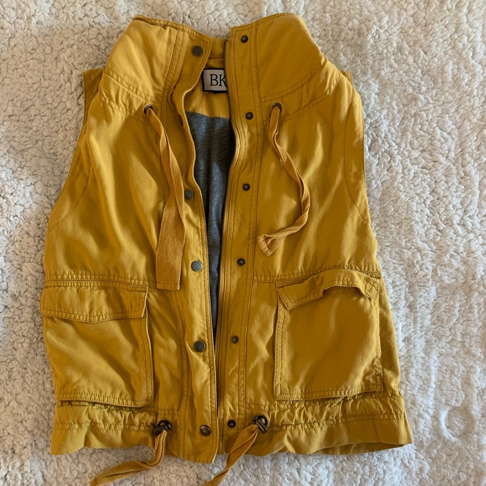 Yellow vest